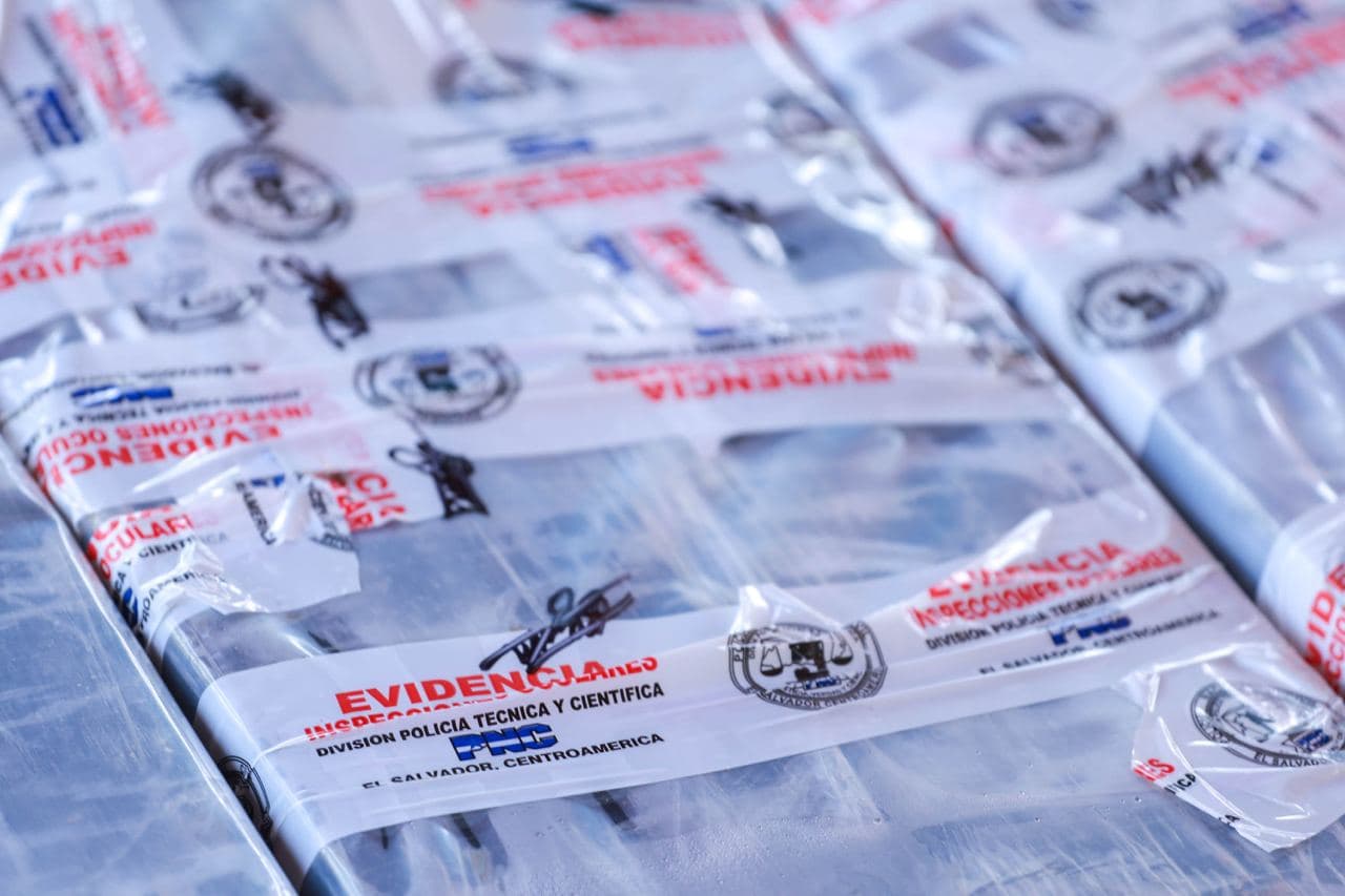 Autoridades incautan embarcación con extranjeros que transportaba más de $14 millones en droga autoridades-incautan-embarcacion-con-extranjeros-que-transportaba-mas-de-14-millones-en-droga